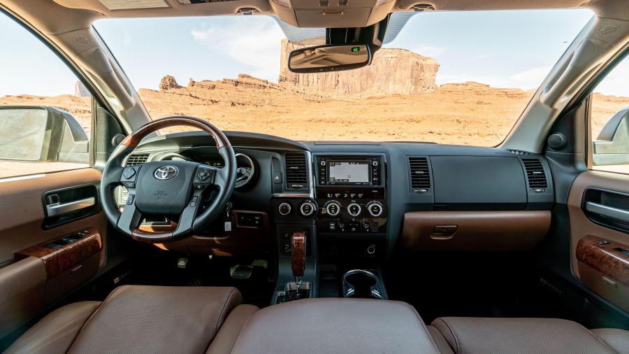 Торпедо Toyota Sequoia Platinum 2017 года  (фото 12 из 30)